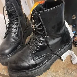 dr. marten display picture 1